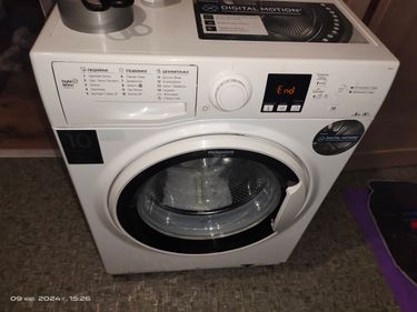 Заменена уплотнительная резинка на дверце стиральной машины Indesit. Выполнена проверка герметичности и функциональности устройства после установки новой детали.
