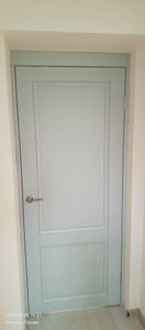 Установлена новая створка, закреплены петли, врезана ручка, отрегулированы зазоры, проверена плавность открывания, выполнена отделка откосов, обеспечена надежная фиксация конструкции.