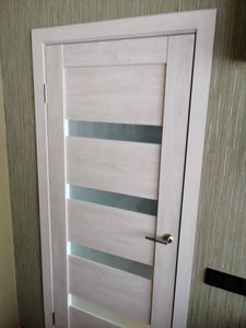 Установлены дополнительные панели на дверной проем, обеспечивая завершенный вид и улучшенную изоляцию. Конструкция плотно прилегает, гармонично сочетаясь с интерьером.