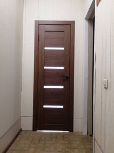 Установлен замок в деревянную дверь: выполнено сверление, вырез под механизм, монтаж ручки, проверка работы. Дверь закрывается плавно, надежно фиксируется.