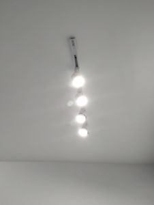 Установлена система освещения на потолке: закреплена направляющая, подключены источники света, проверена работа. Светильники размещены равномерно, обеспечивая яркое освещение комнаты.