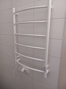Закреплено устройство на стене, подключено к электросети, проверена работоспособность, обеспечена безопасность, аккуратно уложены провода, соблюдены все технические нормы.