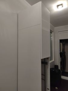 Собран корпус, установлены дверцы, закреплены полки, прикручены ручки, проверена устойчивость, отрегулированы петли, обеспечена безопасность конструкции, завершена установка.