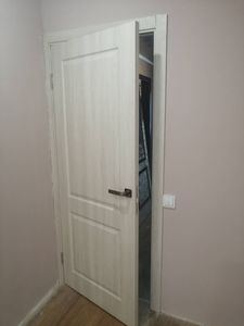 Установлена новая деревянная створка, закреплены петли, врезан замок, отрегулирована фурнитура, произведена подгонка коробки, завершена отделка наличниками, проверена плавность открывания.