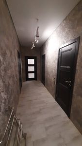 Выполнена установка запорного механизма в дверь. Аккуратно вырезано отверстие, закреплены ручки, проверена функциональность. Все элементы надежно зафиксированы, обеспечена плавная работа.