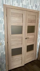 Установлены двустворчатые двери: закреплены петли, вставлены ручки, отрегулированы створки, обеспечена плавность хода, выполнена отделка проема, проверена надежность конструкции.