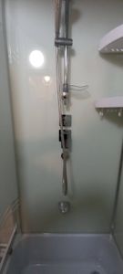Установлена кабина: смонтированы стенки, поддон, двери, подключены смеситель, лейка, шланг. Проверена герметичность соединений, функционирование системы.