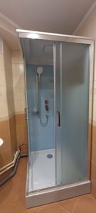 Установлена душевая конструкция с низким основанием, подключены водопроводные коммуникации, закреплены дверцы, герметизированы швы, проверена работа смесителя и сливной системы.