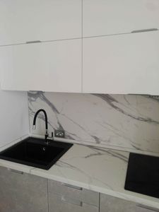 Установлено устройство, подключено к электросети, проверена работоспособность, обеспечена безопасность использования, выполнены необходимые настройки, завершены все этапы монтажа.