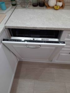 Устройство подключено к водопроводу и электросети, встроено в кухонный гарнитур. Проверена герметичность соединений, выполнен тестовый запуск для проверки работоспособности.