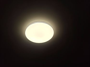 Установлено новое осветительное устройство на потолке, подключены провода, закреплено крепление, проверена работа, обеспечено равномерное распределение света, завершен монтаж.