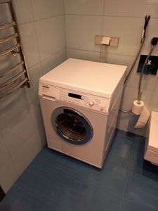 Извлечен старый нагревательный элемент, установлен новый. Проверена функциональность, обеспечена герметичность соединений, восстановлено электропитание. Устройство готово к эксплуатации.