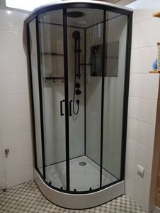 Установлена душевая конструкция с низким основанием. Закреплены стеклянные панели, подключены смеситель и лейка. Проверена герметичность соединений, обеспечена устойчивость конструкции.