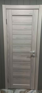 Установлены дополнительные элементы на дверной проём, обеспечивая завершённый вид и улучшая функциональность конструкции. Работа выполнена аккуратно, с учётом всех деталей.