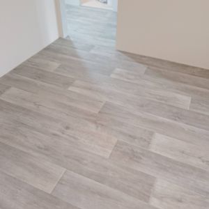 На ровное основание уложено покрытие, тщательно подогнаны стыки, обеспечена гладкая поверхность. Завершена работа по созданию эстетичного и практичного пола.