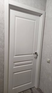 Отделка откосов входной двери (оштукатуривание или установка панелей)