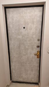 Изображение двери с обновленным замком. Проведена замена старого механизма, установка нового, проверка работоспособности, регулировка. Устранены дефекты, обеспечена надежность.