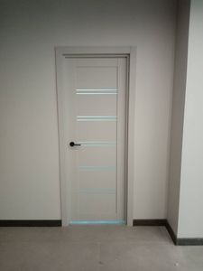 Установлена новая створка, закреплены петли, врезан замок, смонтирована ручка, выполнена подгонка коробки, проведена регулировка, обеспечена плавность закрытия, добавлены наличники.