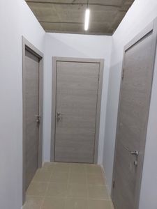 На межкомнатных дверях установлены замки. Проведены работы по вырезанию отверстий, закреплению механизмов, монтажу ручек. Все элементы надежно зафиксированы и функционируют исправно.