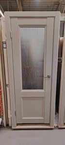 Установлена деревянная дверь с одной створкой, закреплены петли, врезан замок, отрегулирована фурнитура, проверена плавность открывания, произведена окончательная отделка проема.