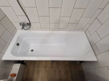 Установлена новая ванна, подключены коммуникации, герметизация швов, проверена система слива, закреплены крепления, выровнены поверхности, завершена отделка стен плиткой.