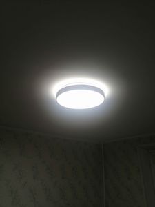 Установлено потолочное освещение: выполнено крепление, подключение проводов, проверка работы. Светильник надежно закреплен, функционирует корректно, освещает помещение равномерно.