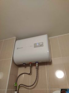 Установка электрического накопительного водонагревателя объемом не более 50 л.