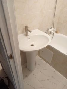 Установлен новый смеситель, подключены водопроводные трубы, проверена герметичность соединений, устранены протечки, обеспечена стабильная подача воды, выполнена чистовая отделка.