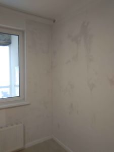 Стены очищены от старого покрытия, поверхность подготовлена для дальнейших работ. Обои полностью удалены, оставив гладкую основу для нового декора.