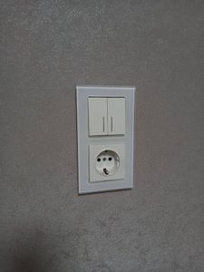 Проведена замена поврежденной части, восстановлено подключение проводов, проверена работоспособность, установлена новая панель, обеспечена безопасность эксплуатации.