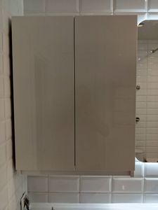 Изображение демонстрирует завершенные работы по установке новой фурнитуры на пластиковом окне, обеспечивающей функцию откидывания. Обновленные механизмы позволяют окну открываться для проветривания.