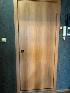 Установлена новая деревянная створка с петлями, ручкой и замком. Проведено выравнивание коробки, закрепление наличников, проверка плавности открывания и закрывания. Завершено оформление проема.