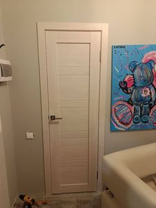 Выполнена установка замка в деревянную дверь: вырезано отверстие, закреплен механизм, установлена ручка. Работа завершена, дверь функционирует исправно, внешний вид сохранен.