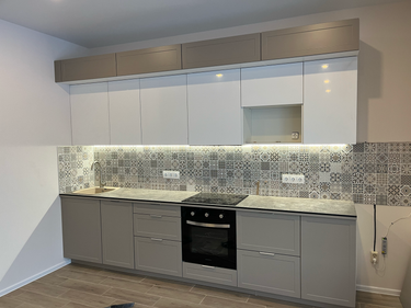 Розетки перемещены на новую стену, подключены к электросети, установлены на уровне фартука кухни. Провода скрыты, обеспечена безопасность и удобство использования.