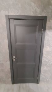 Установлен замок в деревянную дверь: вырезано отверстие, вставлен механизм, закреплены ручки, проверена работа. Дверь закрывается плавно, надежно фиксируется.