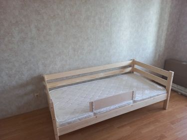 Собран диван: установлены каркас, спинка, боковины, уложен матрас. Все элементы надежно закреплены, конструкция устойчива. Работа выполнена аккуратно, мебель готова к использованию.