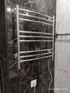 Установлен электрический полотенцесушитель на стену, подключен к розетке, закреплен надежно, проверена работа устройства, обеспечено безопасное использование, завершена установка.