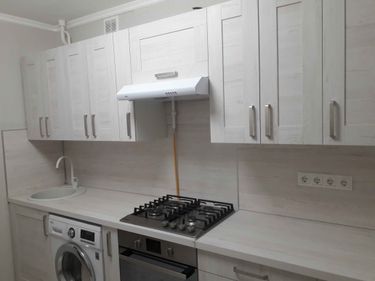 Изготовлены и установлены дверцы для шкафов, выполнена подгонка по размерам, обеспечена точная подгонка и монтаж. Обновлён внешний вид, улучшена функциональность кухонного пространства.