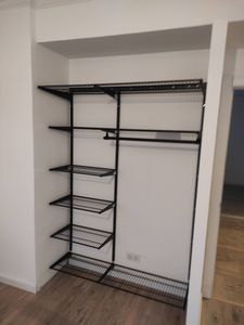 Изображение демонстрирует завершенный процесс установки новой дверцы из ДСП. Проведены работы по замене креплений, регулировке петель, обеспечению плавного открывания и закрывания.