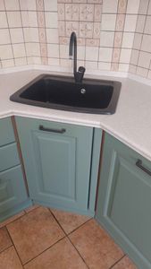 Проведена установка нового крана на кухонную раковину. Подключены водопроводные трубы, проверена герметичность соединений, обеспечена функциональность и эстетичность конструкции.