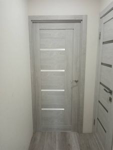 Установлена складная конструкция, закреплены направляющие, отрегулированы петли, обеспечено плавное движение, проверена фиксация, выполнена отделка, добавлены ручки, завершены финальные штрихи.