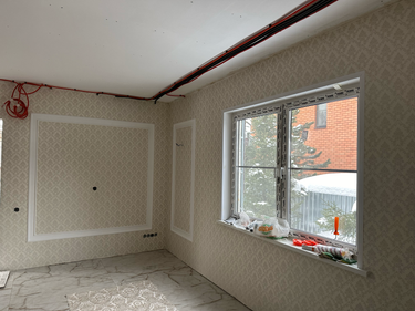 Стены покрыты стеклохолстом, поверхность ровная, углы аккуратные, швы незаметны. Окна и розетки обработаны тщательно, интерьер выглядит завершенным и современным.