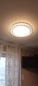 Установлено новое осветительное устройство с люминесцентными лампами, обеспечивающее равномерное распределение света. Завершена фиксация на потолке, подключение к электросети, проверка работы.