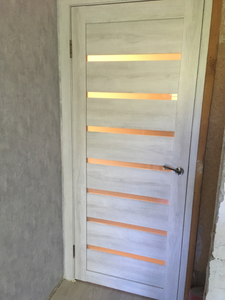 Установлены дополнительные панели на дверной проем, обеспечивая завершенный вид и улучшенную изоляцию. Все элементы аккуратно подогнаны и закреплены, создавая гармоничный интерьер.