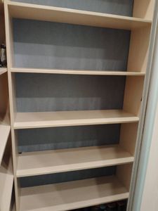 Изображение демонстрирует завершённую работу по замене элемента на пластиковом окне. Установлен новый механизм, обеспечивающий исправное функционирование и удобство использования.