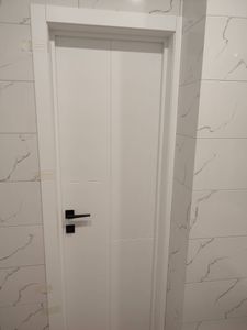 В деревянной двери аккуратно проделано отверстие, установлена фурнитура, закреплена ручка. Замок надежно вмонтирован, обеспечивая плавное закрытие и открытие.