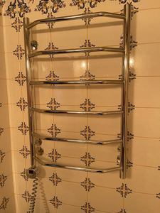 Установлено оборудование на стену, подключено к электросети, проверена работоспособность, закреплено надёжно, обеспечена безопасность, выполнена настройка температуры.