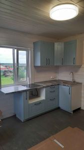 Проведена точная обработка и установка кухонной поверхности, выполнены вырезы под варочную панель и мойку, обеспечена аккуратная подгонка к стенам и шкафам, завершена сборка.