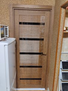 Установлена дверь с коробкой, закреплены петли, врезан замок, отрегулирована створка, обеспечена плавная работа, выполнена отделка наличниками, проверена герметичность.