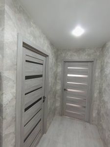 Установлена новая деревянная створка, закреплены петли, врезана ручка, отрегулирован замок, произведена подгонка коробки, завершена отделка откосов, обеспечена плавная работа конструкции.